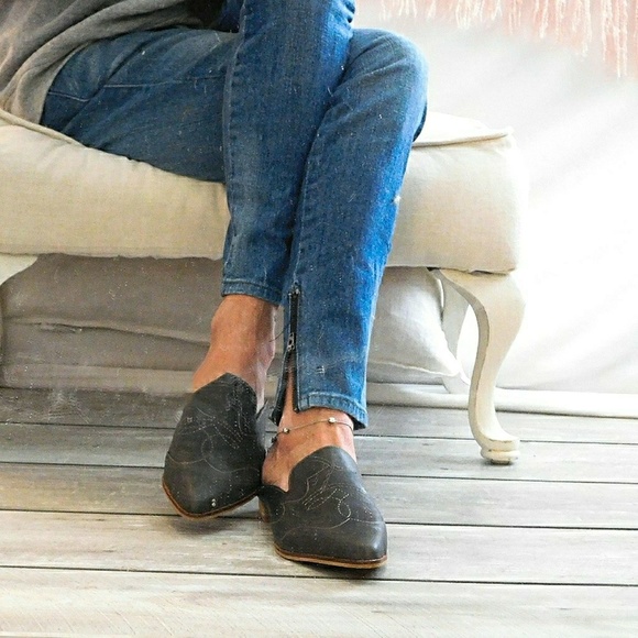 NIB- Sz 7's LEFT- LTHR STITCH "KENDRICK" SLIP ONS - Picture 2 of 8